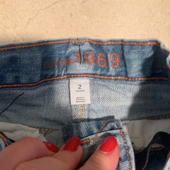 Gap size 2T distressed denim jeans with holes - Picture 3 of 4